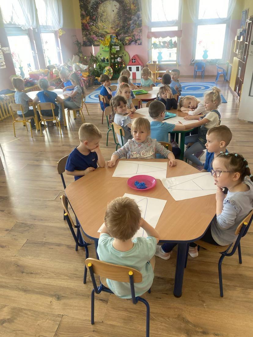 Dzieci z grupy Kotki piszą literkę A